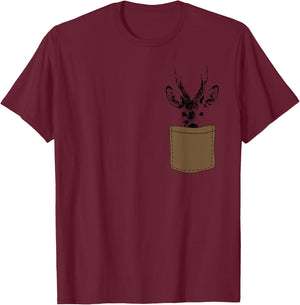 Funny Hunter Hunting with Rehbock in der Chest Pocket, Green T-Shirt - T-Shirt | Maroon