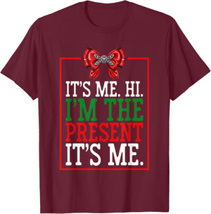 It's Me Hi I'm The Present It's Me Funny Xmas Family Gifts T-Shirt - T-Shirt | Maroon