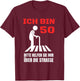 Ich bin 50 bitte helfen Sie mir über die Strasse Party T-Shirt - T-Shirt | Maroon