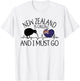 New Zealand Ruft und ich muss los - Funny New Zealand T-Shirt - T-Shirt | White