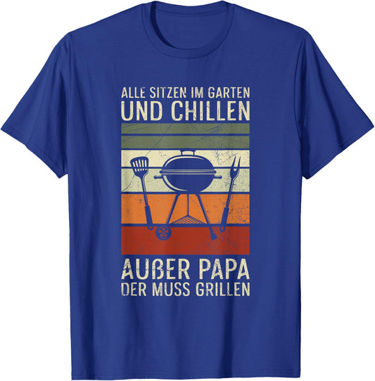 Alle Sitzen Im Garten Chillen Papa Der Muss Grillen BBQ T-Shirt - T-Shirt | Royal