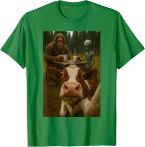 Cow Selfie With Bigfoot Alien T-Shirt - T-Shirt | Irish Green