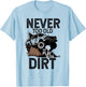 Man ist nie zu alt, um im Dirt Off Road Adventure-Design zu spielen T-Shirt - T-Shirt | Light Blue