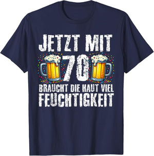 with German Text "Jetzt Mit 70 Braucht Die Haut Feuchtigkeits" Birthday Beer, black T-Shirt - T-Shirt | Navy