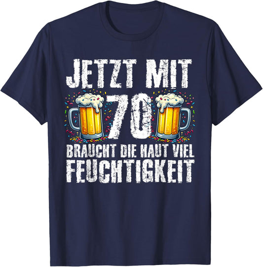 with German Text "Jetzt Mit 70 Braucht Die Haut Feuchtigkeits" Birthday Beer, black T-Shirt - T-Shirt | Navy