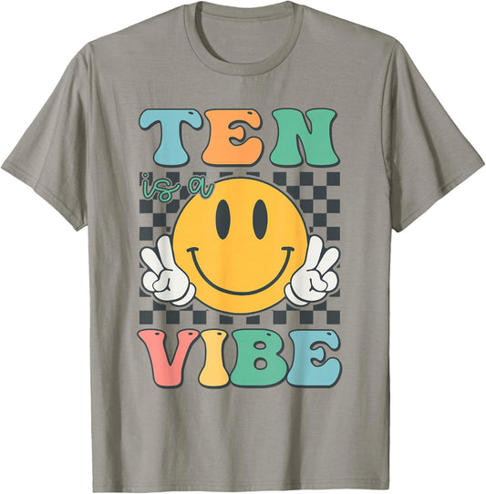Ten Is A Vibe, 10. Geburtstag, Lächeln, Gesicht, Hippie, Junge, Mädchen, Kind T-Shirt - T-Shirt | Sand