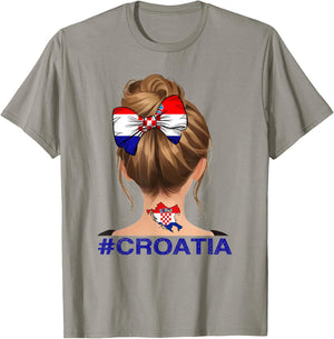 Kroatisches Mädchen – Kroatien-Flagge unordentlicher Dutt T-Shirt - T-Shirt | Sand