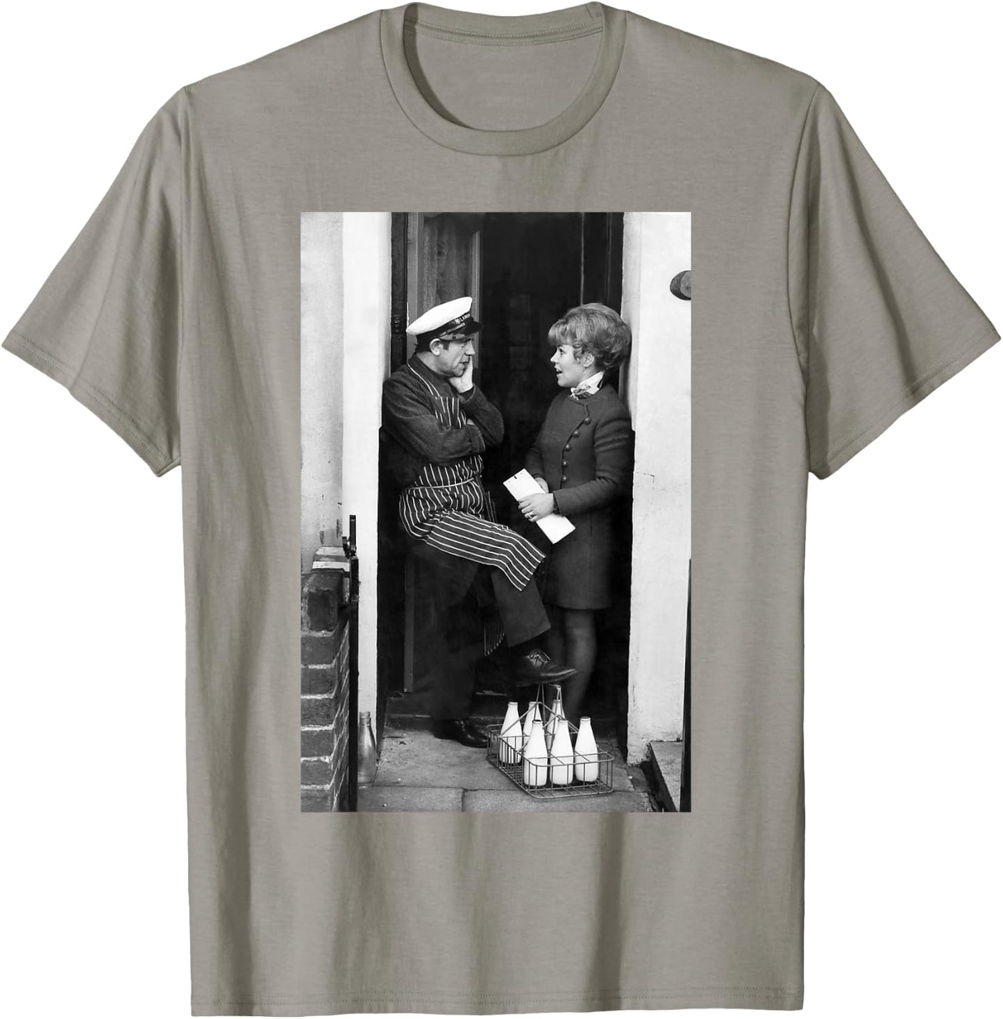 Le comédien Norman Wisdom dans Le rôle de Milkman à Londres 1972 T-Shirt - T-Shirt | Sand