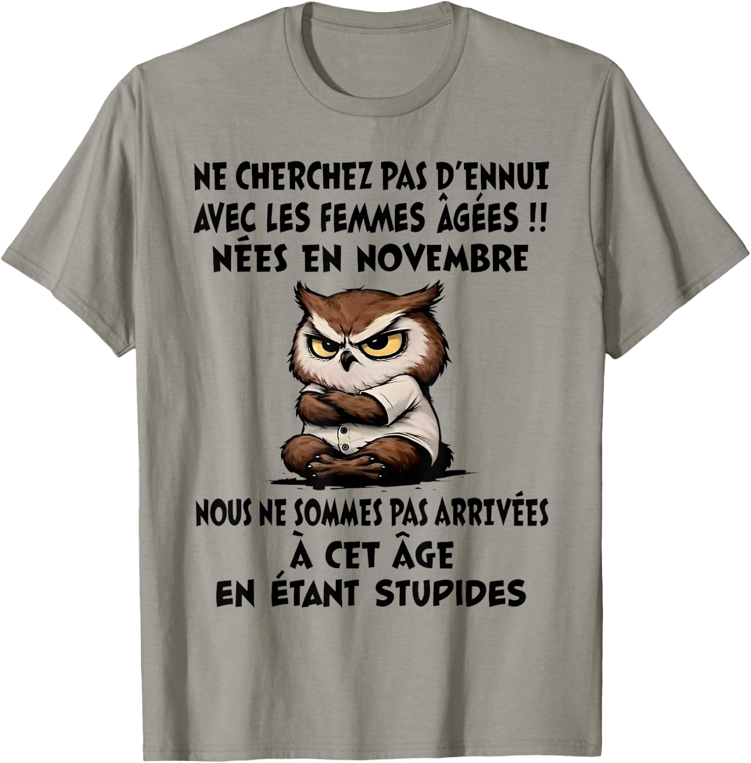NE Cherchez Pas D'ENNUI avec Les Femmes ÂGÉES NÉES en NOV. T-Shirt - T-Shirt | Sand