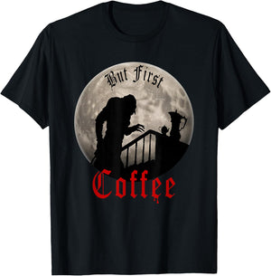 Lustiger Dracula Horror - But First Coffee Gothic Vampir Fans T-Shirt - T-Shirt | Black
